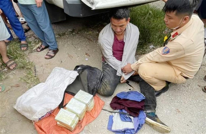 Lực lượng Công an bắt giữ đối tượng và tang vật 18 bánh heroin Lực lượng Công an bắt giữ đối tượng và tang vật 18 bánh heroin