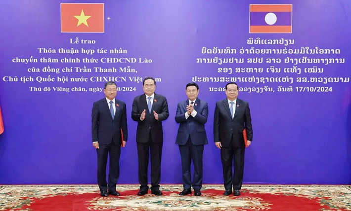 Chủ tịch Quốc hội Trần Thanh Mẫn và Chủ tịch Quốc hội Lào Saysomphone Phomvihane chứng kiến Lễ trao Thỏa thuận hợp tác giữa hai Ủy ban Đối ngoại của hai Quốc hội. Ảnh: Thống Nhất Chủ tịch Quốc hội Trần Thanh Mẫn và Chủ tịch Quốc hội Lào Saysomphone Phomvihane chứng kiến Lễ trao Thỏa thuận hợp tác giữa hai Ủy ban Đối ngoại của hai Quốc hội. Ảnh: Thống Nhất