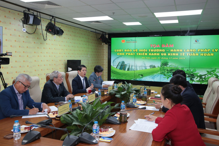 Toàn cảnh Tọa đàm &quot;Luật Bảo vệ môi trường - hành lang pháp lý cho phát triển xanh và kinh tế tuần hoàn&quot; Ảnh: Duy Thông