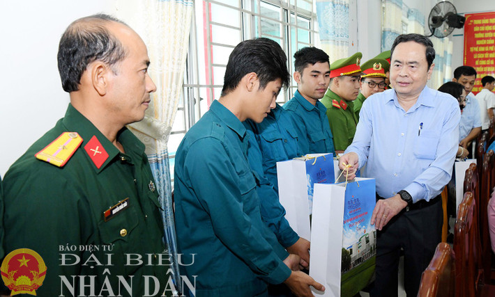 Chủ tịch Quốc hội Trần Thanh Mẫn tặng quà Tết lực lượng vũ trang huyện Châu Thành A. Ảnh: Lâm Hiển Chủ tịch Quốc hội Trần Thanh Mẫn tặng quà Tết lực lượng vũ trang huyện Châu Thành A. Ảnh: Lâm Hiển