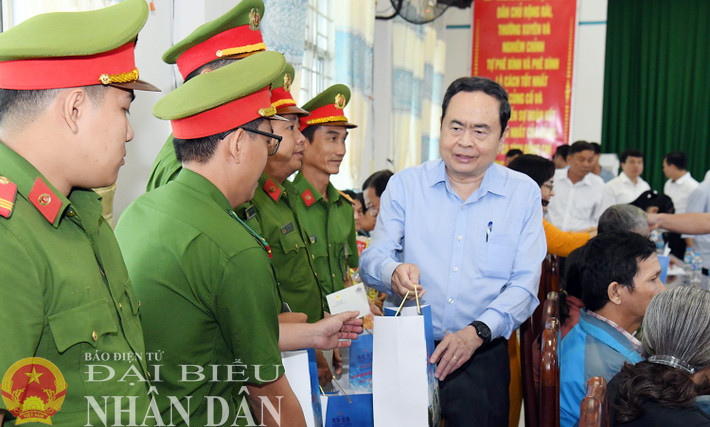 Chủ tịch Quốc hội Trần Thanh Mẫn tặng quà Tết lực lượng vũ trang huyện Châu Thành A. Ảnh: Lâm Hiển Chủ tịch Quốc hội Trần Thanh Mẫn tặng quà Tết lực lượng vũ trang huyện Châu Thành A. Ảnh: Lâm Hiển