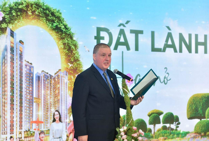 Ông Anthony Simon Dowden - Phó Tổng Giám đốc Công ty Phú Long phát biểu tại sự kiện Ông Anthony Simon Dowden - Phó Tổng Giám đốc Công ty Phú Long phát biểu tại sự kiện