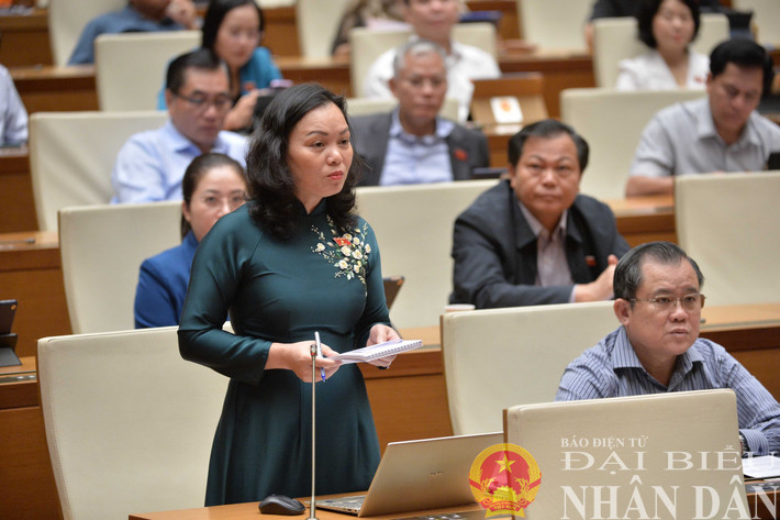 Đại biểu Quốc hội Huỳnh Thị Phúc (Bà Rịa – Vũng Tàu) chất vấn. Ảnh: Hồ Long dbnd_br_dbqh-huynh-thi-phuc-ba-ria-vung-tau.jpg