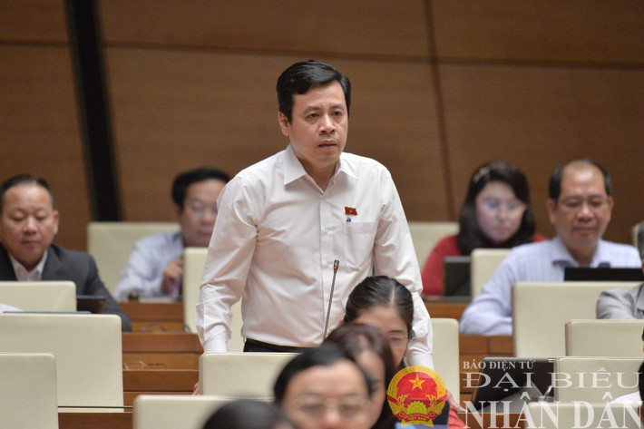 Đại biểu Quốc hội Trần Anh Tuấn (TP. Hồ Chí Minh) chất vấn. Ảnh: Hồ Long dbnd_br_dbqh-tran-anh-tuan-tp-hcm.jpg