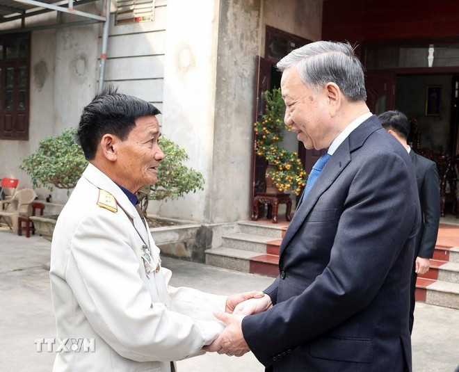 Tổng Bí thư Tô Lâm đến thăm Anh hùng Lực lượng vũ trang nhân dân Đinh Quốc Phòng. Ảnh: Thống Nhất/TTXVN Tổng Bí thư Tô Lâm đến thăm Anh hùng Lực lượng vũ trang nhân dân Đinh Quốc Phòng. Ảnh: Thống Nhất/TTXVN