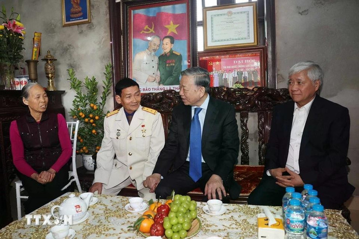 Tổng Bí thư Tô Lâm đến thăm Anh hùng Lực lượng vũ trang nhân dân Đinh Quốc Phòng. Ảnh: Thống Nhất/TTXVN Tổng Bí thư Tô Lâm đến thăm Anh hùng Lực lượng vũ trang nhân dân Đinh Quốc Phòng. Ảnh: Thống Nhất/TTXVN