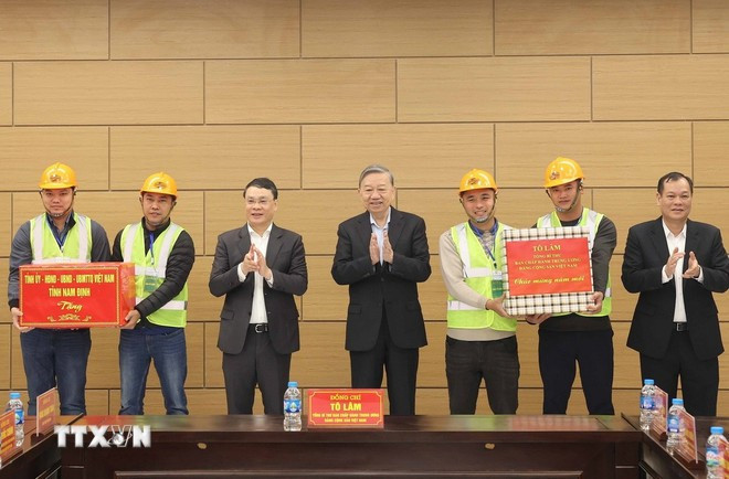 Tổng Bí thư Tô Lâm tặng quà Tết cho đơn vị thi công công trình Bệnh viện Đa khoa tỉnh Nam Định. Ảnh: Thống Nhất/TTXVN Tổng Bí thư Tô Lâm tặng quà Tết cho đơn vị thi công công trình Bệnh viện Đa khoa tỉnh Nam Định. Ảnh: Thống Nhất/TTXVN
