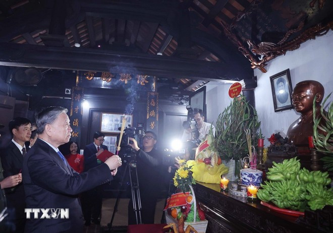 Tổng Bí thư Tô Lâm dâng hương tưởng niệm Tổng Bí thư Trường Chinh tại Nhà lưu niệm ở xã Xuân Hồng, huyện Xuân Trường. Ảnh: Thống Nhất/TTXVN Tổng Bí thư Tô Lâm dâng hương tưởng niệm Tổng Bí thư Trường Chinh tại Nhà lưu niệm ở xã Xuân Hồng, huyện Xuân Trường. Ảnh: Thống Nhất/TTXVN