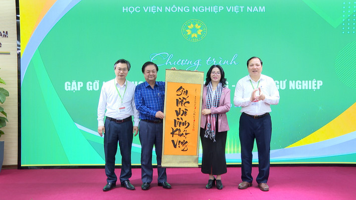 pho-chu-tich-quoc-hoi-trao-tranh-tang-lanh-dao-truong-hoc-vien-nong-nghiep-viet-nam-anh-hngoc.jpg