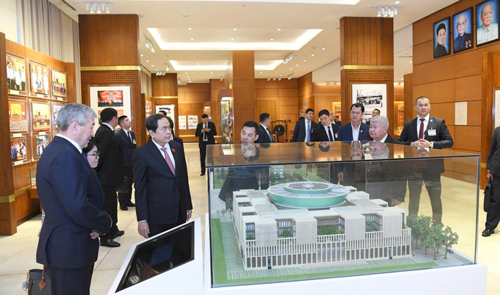 Chủ tịch Quốc hội Trần Thanh Mẫn và Thủ tướng Cộng hòa Kyrgyzstan Adylbek Kasymaliev thăm Phòng truyền thống Quốc hội Việt Nam. Ảnh: Lâm Hiển ctqh-18.jpg