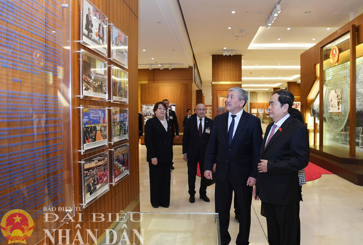 Chủ tịch Quốc hội Trần Thanh Mẫn và Thủ tướng Cộng hòa Kyrgyzstan Adylbek Kasymaliev thăm Phòng truyền thống Quốc hội Việt Nam. Ảnh: Lâm Hiển dbnd_bl_ctqh-7.jpg