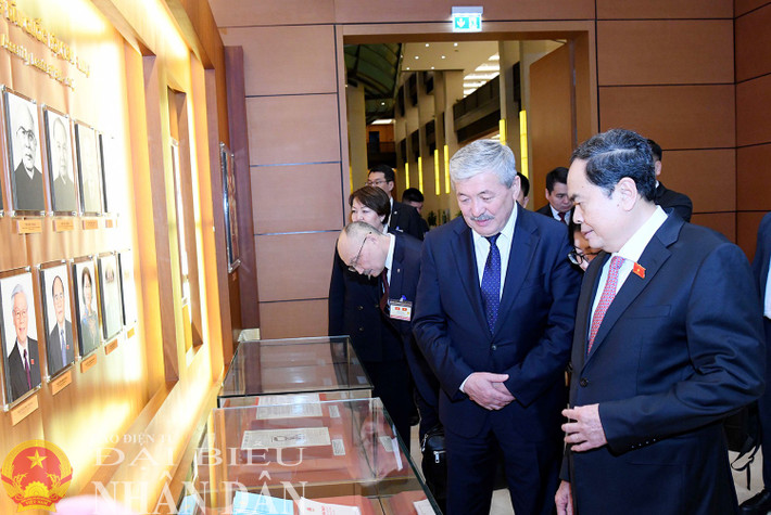 Chủ tịch Quốc hội Trần Thanh Mẫn và Thủ tướng Cộng hòa Kyrgyzstan Adylbek Kasymaliev thăm Phòng truyền thống Quốc hội Việt Nam. Ảnh: Lâm Hiển dbnd_bl_ctqh-8.jpg