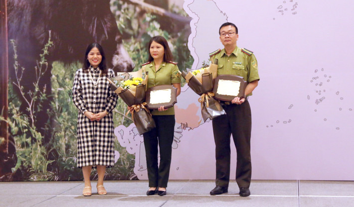 Ban tổ chức tôn vinh các cơ quan, tổ chức có nhiều đóng góp trong hành trình chấm dứt hoạt động nuôi gấu lấy mật tại Việt Nam. Ảnh: Thanh Bình buoi-nhot-gau-2302-5359.jpg