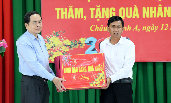Chủ tịch Quốc hội Trần Thanh Mẫn tặng quà Tết cho Ủy ban nhân dân xã Thạnh Xuân, huyện Châu Thành A. Ảnh: Lâm Hiển Chủ tịch Quốc hội Trần Thanh Mẫn tặng quà Tết cho Ủy ban nhân dân xã Thạnh Xuân, huyện Châu Thành A. Ảnh: Lâm Hiển