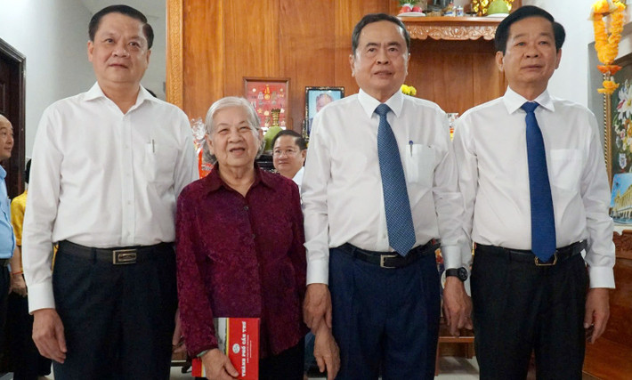 Chủ tịch Quốc hội Trần Thanh Mẫn và lãnh đạo TP. Cần Thơ chụp ảnh lưu niệm với gia đình cố Phó Chủ tịch Quốc hội Huỳnh Cương. Ảnh: Nguyễn Hành ctqh-tang-qh.jpg