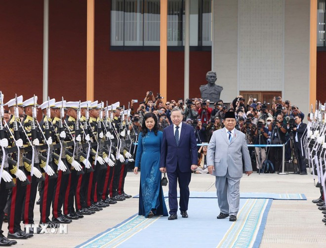 Tổng thống Cộng hòa Indonesia, Chủ tịch Đảng Phong trào Indonesia vĩ đại (Gerindra) Prabowo Subianto tiễn Tổng Bí thư Tô Lâm và Phu nhân. Ảnh: Thống Nhất/TTXVN