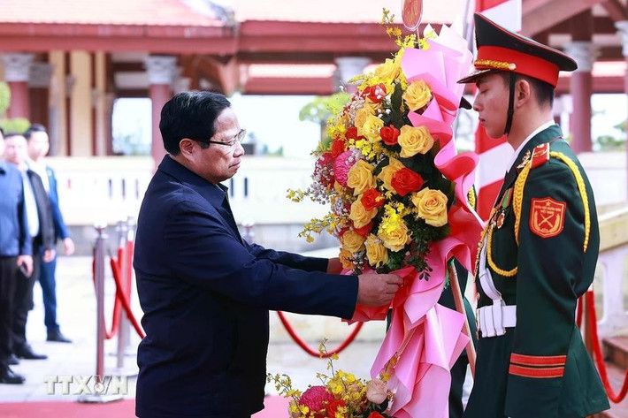 Thủ tướng Phạm Minh Chính dâng hoa tại Khu lưu niệm Thủ tướng Phạm Văn Đồng (xã Đức Tân, huyện Mộ Đức). Ảnh: Dương Giang/TTXVN