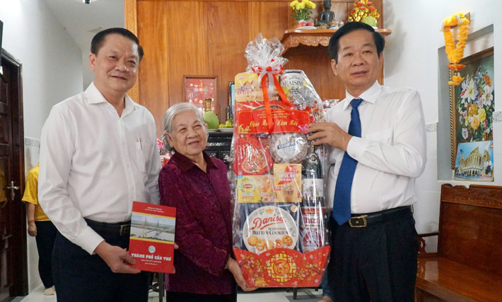 Bí Thư Thành ủy TP. Cần Thơ Đỗ Thanh Bình (bên phải) và Phó Chủ tịch UBND TP. Cần THơ Dương Tấn Hiển tặng quà Tết gia đình cố Phó Chủ tịch Quốc hội Huỳnh Cương. Ảnh: Nguyễn Hành bt-tang-qua.jpg