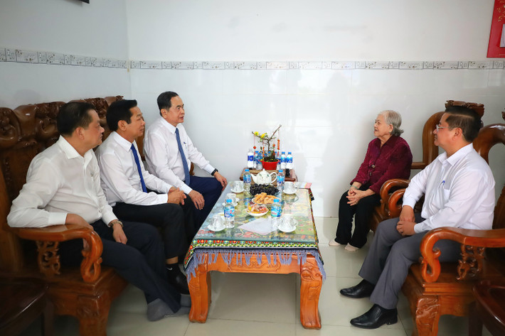 Chủ tịch Quốc hội Trần Thanh Mẫn cùng Đoàn công tác thăm, chúc tết gia đình cố Phó Chủ tịch Quốc hội Huỳnh Cương. Ảnh Vũ Châu img-0592.jpg