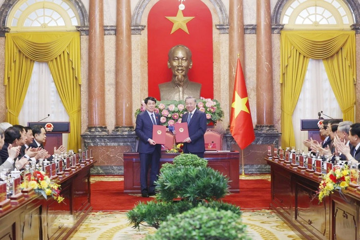 Tổng Bí thư Tô Lâm và Chủ tịch nước Lương Cường trao Biên bản bàn giao công tác của Chủ tịch nước to-lam-a3-9660-24.jpg