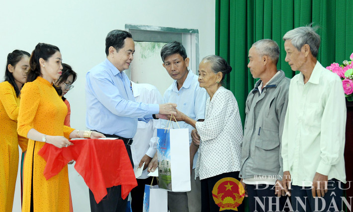Chủ tịch Quốc hội Trần Thanh Mẫn tặng quà Tết hộ gia đình chính sách huyện Châu Thành A. Ảnh: Lâm Hiển dbnd_br_ctqh-a2.jpg