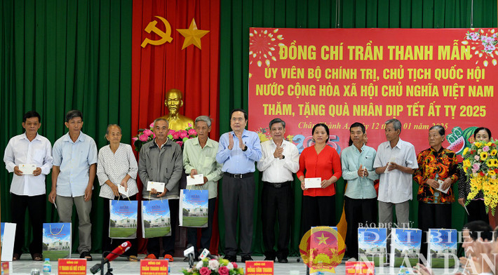 Chủ tịch Quốc hội Trần Thanh Mẫn tặng quà Tết hộ gia đình chính sách huyện Châu Thành A. Ảnh: Lâm Hiển Chủ tịch Quốc hội Trần Thanh Mẫn tặng quà Tết hộ gia đình chính sách huyện Châu Thành A. Ảnh: Lâm Hiển
