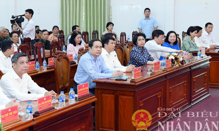 Chủ tịch Quốc hội Trần Thanh Mẫn và các đại biểu tại cuộc trao quà Tết tại huyện Phụng Hiệp, Hậu Giang. Ảnh: Lâm Hiển dbnd_br_ctqh-phung-hiep-a2.jpg