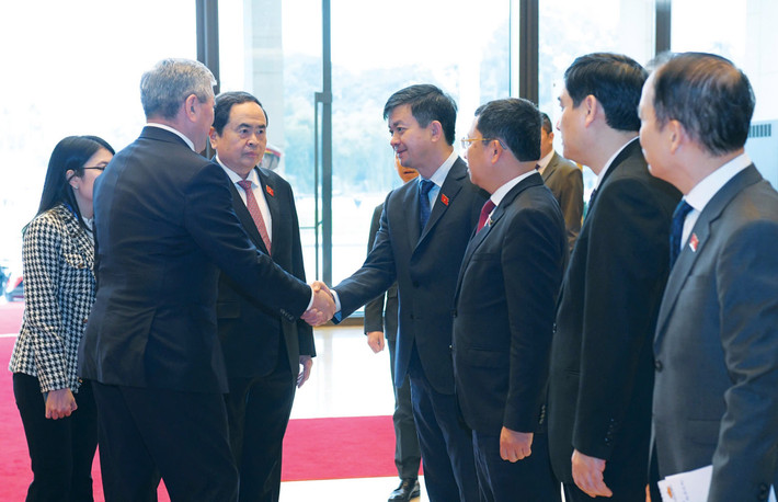 Chủ tịch Quốc hội Trần Thanh Mẫn đón Thủ tướng Cộng hòa Kyrgyzstan Adylbek Kasymaliev. Ảnh: Lâm Hiển ctqh-2.jpg