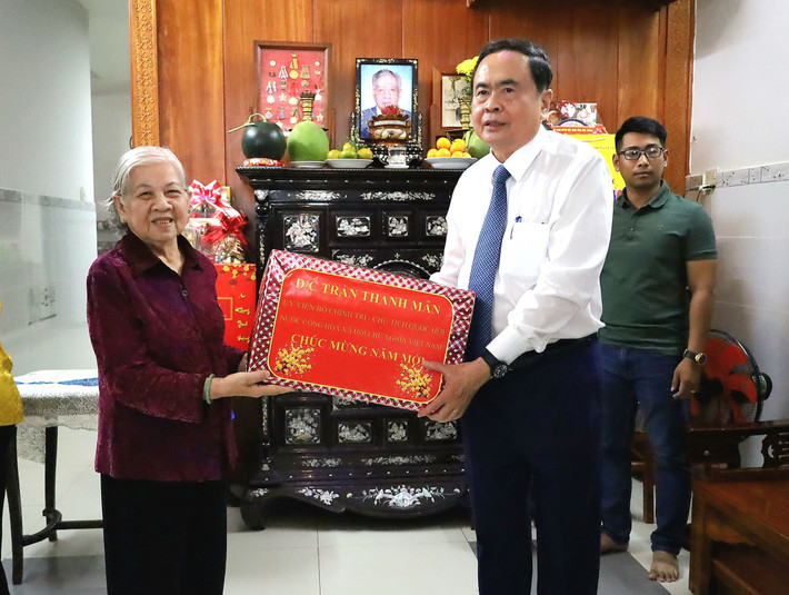 Chủ tịch Quốc hội Trần Thanh Mẫn tặng quà bà Đỗ Thị Cang - phu nhân cố Phó Chủ tịch Quốc hội Huỳnh Cương. Ảnh Vũ Châu img-0585.jpg