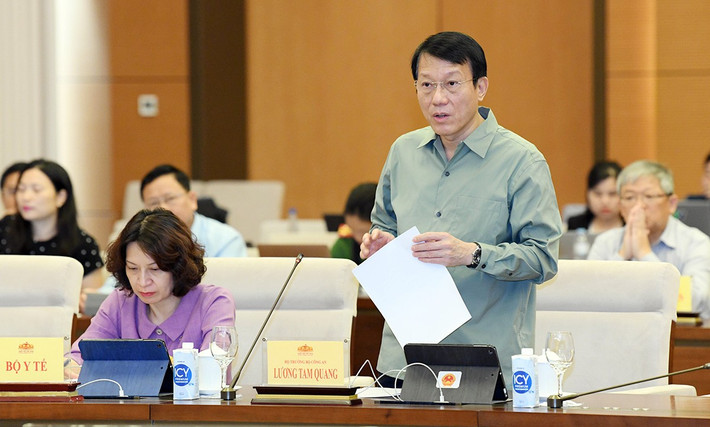 Bộ trưởng Bộ Công an Lương Tam Quang trình bày tóm tắt Tờ trình về chủ trương đầu tư Chương trình mục tiêu quốc gia phòng, chống ma túy đến năm 2030. Ảnh: Lâm Hiển