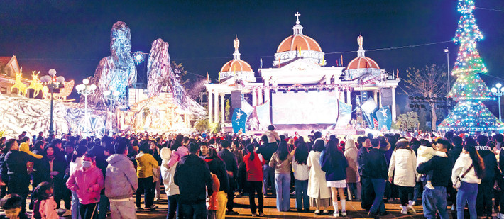 Giáo dân trong mùa Noel an lành. Ảnh: Tùng Đỗ Giáo dân trong mùa Noel an lành. Ảnh: Tùng Đỗ