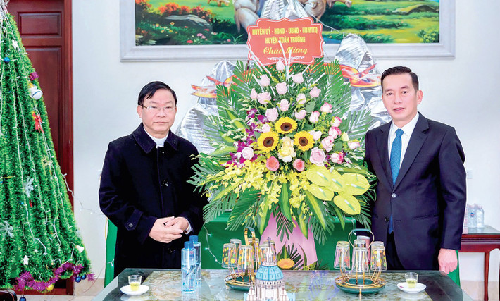 Chủ tịch UBND huyện Xuân Trường chúc mừng giáo xứ mùa Noel 2024 chuong-reo.jpg