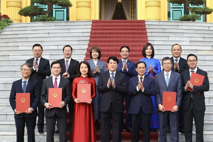 Chủ tịch nước Lương Cường với lãnh đạo và cán bộ Bộ Ngoại giao được phong hàm Đại sứ. Ảnh: Lâm Khánh/TTXVN ctn.jpg
