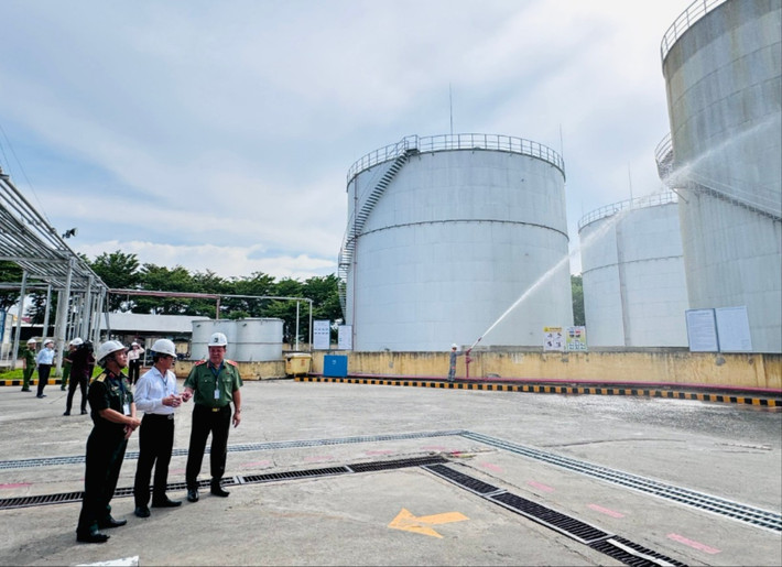 Đoàn khảo sát thực tế tại Công ty Cổ phần Hóa dầu Vạn An - Khu công nghiệp Đông Xuyên (TP. Vũng Tàu) Đoàn khảo sát thực tế tại Công ty Cổ phần Hóa dầu Vạn An - Khu công nghiệp Đông Xuyên (TP. Vũng Tàu)