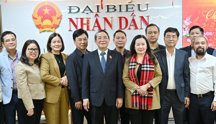 Phó Chủ tịch Quốc hội Nguyễn Đức Hải chụp ảnh lưu niệm với lãnh đạo, cán bộ, phóng viên, biên tập viên và người lao động Báo Đại biểu Nhân dân. Ảnh: Quang Khánh Phó Chủ tịch Quốc hội Nguyễn Đức Hải chụp ảnh lưu niệm với lãnh đạo, cán bộ, phóng viên, biên tập viên và người lao động Báo Đại biểu Nhân dân. Ảnh: Quang Khánh