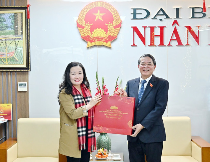Phó Chủ tịch Quốc hội Nguyễn Đức Hải trao quà tặng Báo Đại biểu Nhân dân. Ảnh: Quang Khánh Phó Chủ tịch Quốc hội Nguyễn Đức Hải trao quà tặng Báo Đại biểu Nhân dân. Ảnh: Quang Khánh