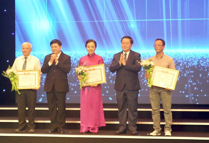 Trưởng Ban Tuyên giáo Trung ương Nguyễn Trọng Nghĩa và Chủ tịch Hội đồng Lý luận, phê bình văn học, nghệ thuật Trung ương Nguyễn Thế Kỷ trao Tặng thưởng mức B cho các tác giả đoạt giải. Nguồn: NH tang-thuong.jpg