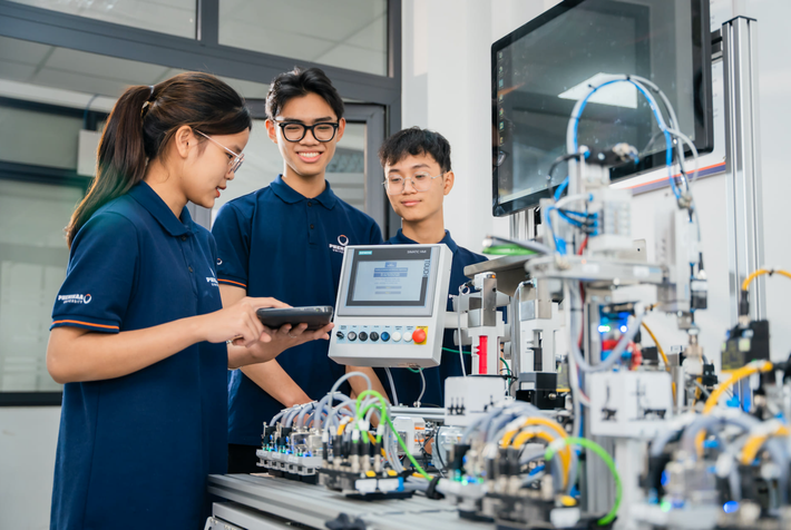 Năm 2025, Việt Nam thiếu 150.000 - 200.000 nhân lực công nghệ thông tin, đặc biệt ở các lĩnh vực như AI, Big Data, lập trình viên và bảo mật an ninh mạng. Ảnh: Giang Nam Năm 2025, Việt Nam thiếu 150.000 - 200.000 nhân lực công nghệ thông tin, đặc biệt ở các lĩnh vực như AI, Big Data, lập trình viên và bảo mật an ninh mạng. Ảnh: Giang Nam