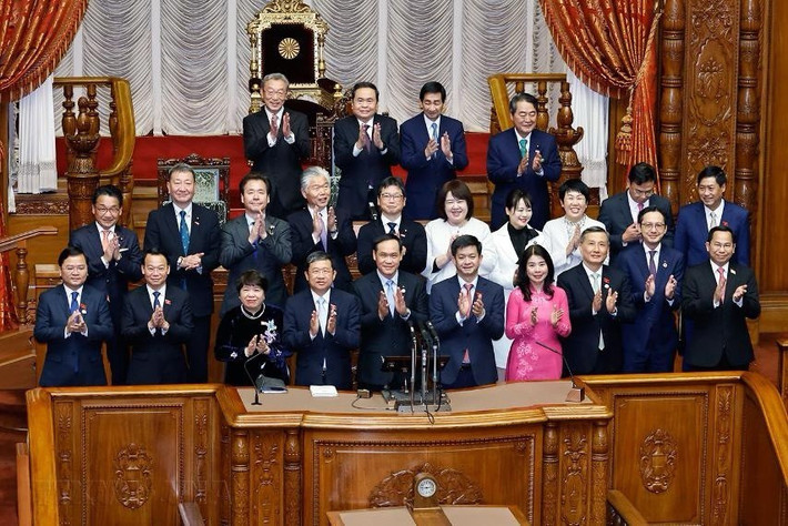 Chủ tịch Quốc hội Trần Thanh Mẫn và Chủ tịch Thượng viện Nhật Bản Sekiguchi Masakazu cùng đại biểu chụp ảnh lưu niệm tại Thượng viện. Ảnh: Doãn Tấn/TTXVN Chủ tịch Quốc hội Trần Thanh Mẫn và Chủ tịch Thượng viện Nhật Bản Sekiguchi Masakazu cùng đại biểu chụp ảnh lưu niệm tại Thượng viện. Ảnh: Doãn Tấn/TTXVN