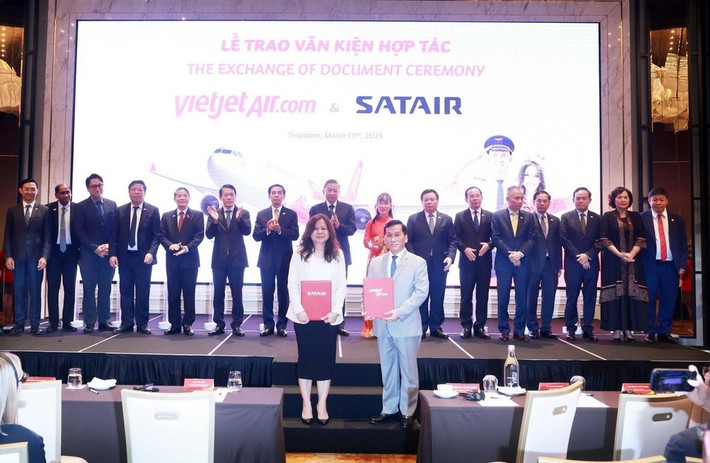 Tổng Bí thư Tô Lâm chứng kiến trao hợp đồng hợp tác giữa VietjetAir và Công ty Satair thuộc Tập đoàn Airbus về sử dụng dịch vụ vật tư tích hợp IMS, một giải pháp cung ứng vật tư toàn diện cho toàn bộ đội bay Airbus A320 và A330 của VietjetAir. Ảnh: Thống Nhất/TTXVN