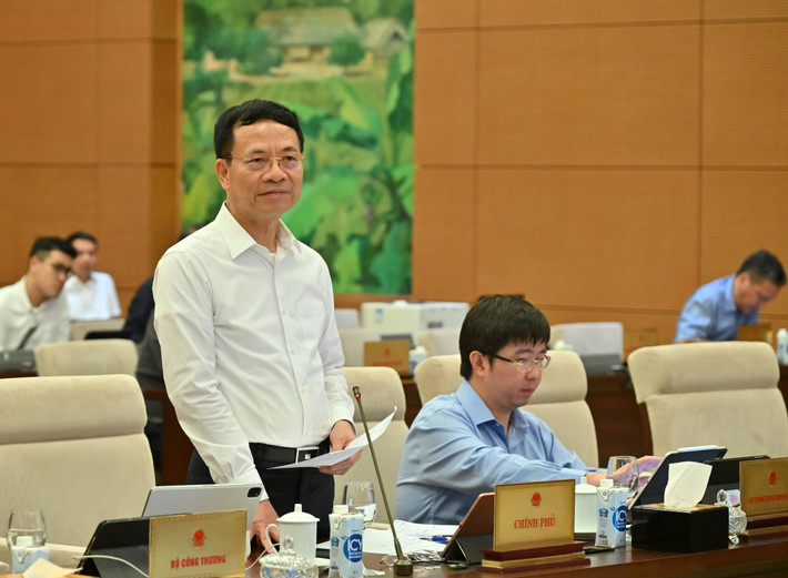 Bộ trưởng Bộ Thông tin và Truyền thông Nguyễn Mạnh Hùng trình bày Tờ trình dự án Luật. Ảnh: Quang Khánh bo-truong-bo-thong-tin-nguyen-manh-hungvqk-4572-3635.jpg