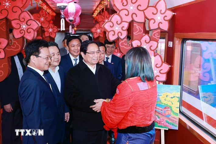 Thủ tướng Phạm Minh Chính kiểm tra chất lượng phục vụ hành khách trên tuyến đường sắt du lịch cao cấp. Ảnh: Dương Giang/TTXVN img-0659.jpg
