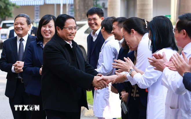 Thủ tướng Phạm Minh Chính thăm, chúc Tết cán bộ, y sỹ, bác sỹ và nhân viên y tế Bệnh viện Phổi trung ương. Ảnh: Dương Giang/TTXVN Thủ tướng Phạm Minh Chính thăm, chúc Tết cán bộ, y sỹ, bác sỹ và nhân viên y tế Bệnh viện Phổi trung ương. Ảnh: Dương Giang/TTXVN