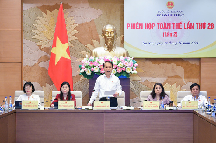 Chủ nhiệm Ủy ban Pháp luật Hoàng Thanh Tùng chủ trì phiên họp. Ảnh: Hồ Long ubpl-5-2219-2984.jpg