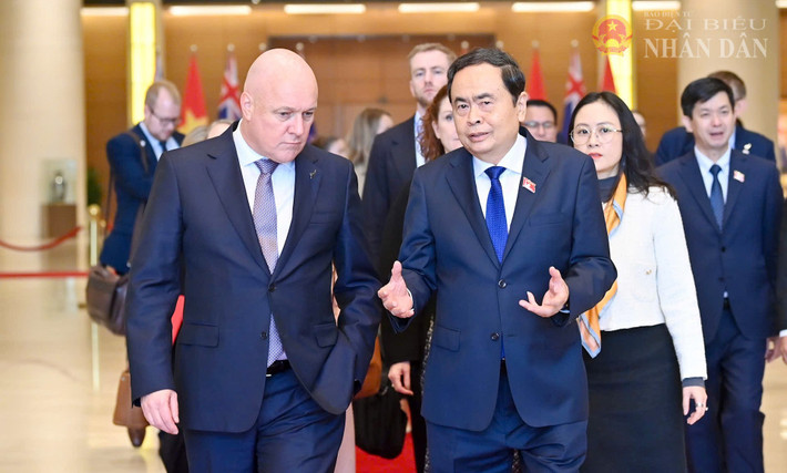 Chủ tịch Quốc hội Trần Thanh Mẫn đón Thủ tướng New Zealand Christopher Luxon. Ảnh Lâm Hiển ctqh-a8-8659.jpg