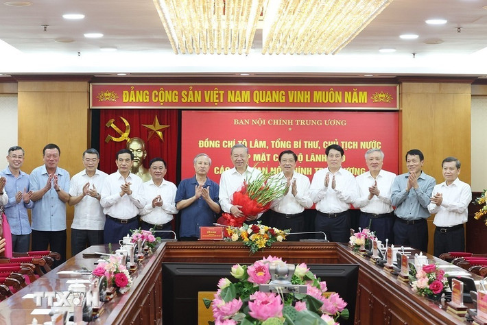 Tổng Bí thư, Chủ tịch nước Tô Lâm cùng các đồng chí lãnh đạo Đảng, Nhà nước với cán bộ lãnh đạo các cơ quan Nội chính Trung ương chụp ảnh chung. (Ảnh: Trí Dũng/TTXVN) img-9372-6174.jpeg