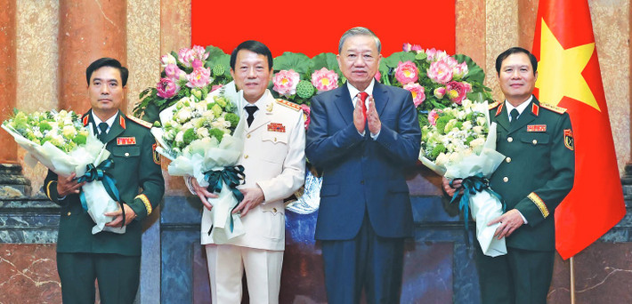 Tổng Bí thư, Chủ tịch nước Tô Lâm trao Quyết định thăng quân hàm cấp tướng cho lãnh đạo Bộ Quốc phòng và Bộ Công an. Ảnh: Lâm Khánh img-9373-4059.jpeg