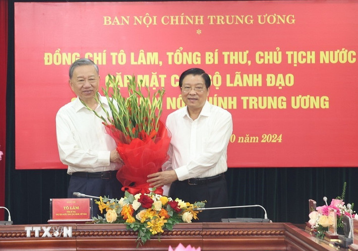 Ủy viên Bộ Chính trị, Bí thư Trung ương Đảng,Trưởng Ban Nội chính Trung ương Phan Đình Trạc - Phó Trưởng ban Thường trực Ban Chỉ đạo Trung ương về phòng, chống tham nhũng, lãng phí, tiêu cực tặng hoa Tổng Bí thư, Chủ tịch nước Tô Lâm. (Ảnh: Trí Dũng/TTXVN) img-9371-983.jpeg