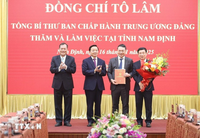 Phó Thủ tướng Trần Hồng Hà trao Quyết định thành lập Khu công nghiệp Ninh Cơ cho tỉnh Nam Định. Ảnh: Thống Nhất/TTXVN Phó Thủ tướng Trần Hồng Hà trao Quyết định thành lập Khu công nghiệp Ninh Cơ cho tỉnh Nam Định. Ảnh: Thống Nhất/TTXVN