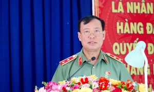 Chủ nhiệm Ủy ban Quốc phòng và An ninh, Trung tướng Lê Tấn Tới đến dâng hoa, dâng hương tại Khu tích lịch sử Quốc gia khu vực Đồn Long Khốt, xã Thái Bình Trung, huyện Vĩnh Hưng, tỉnh Long An